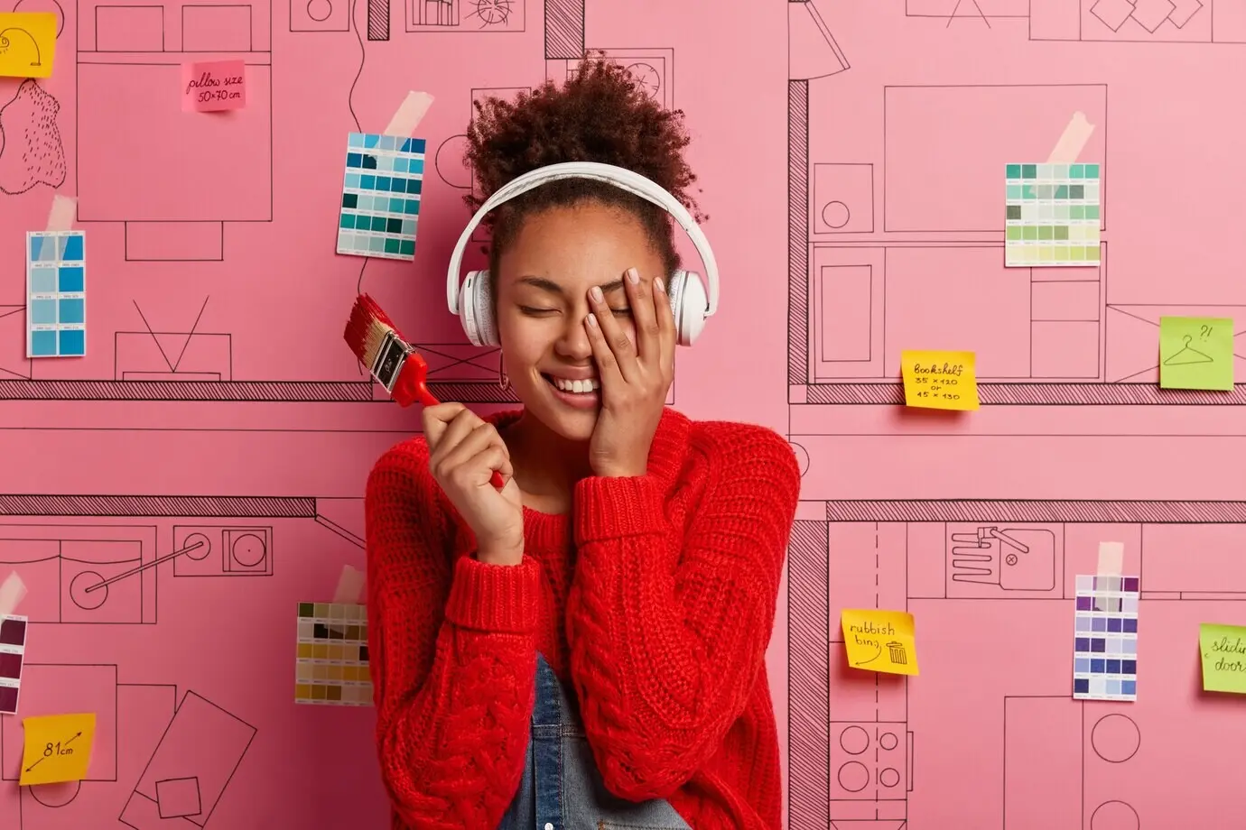 Joven diseñadora contenta planeando la reforma de un apartamento moderno.