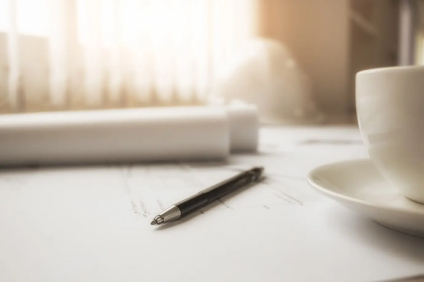 Imagen de objetos de ingeniería en el lugar de trabajo, vista superior. Concepto de construcción. Herramientas de ingeniería. Efecto de filtro retro con tono vintage, enfoque suave (enfoque selectivo).